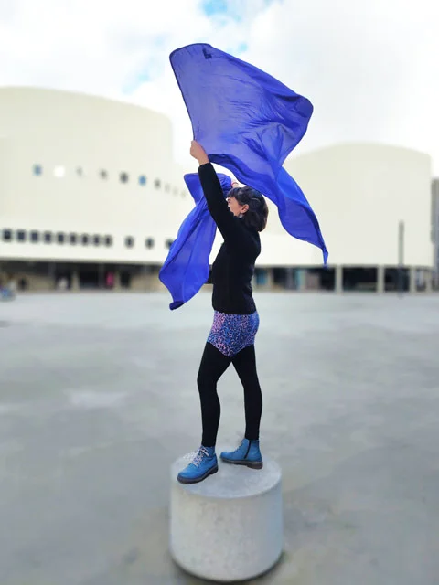 Virma Caramia doing Flagdancing infront of Düsseldorfer Schauspielhaus